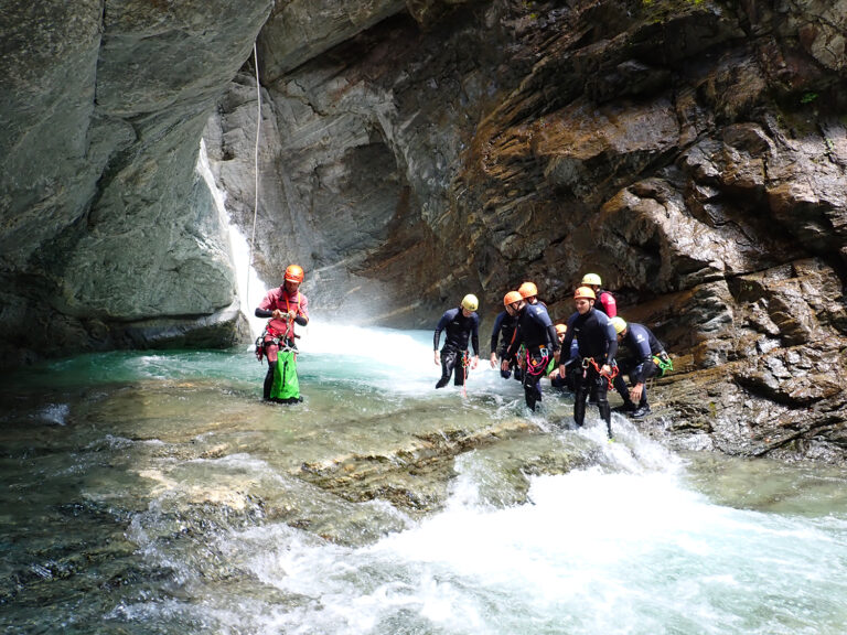 guida esperta in canyoning con gruppo nel sorba in piemonte
